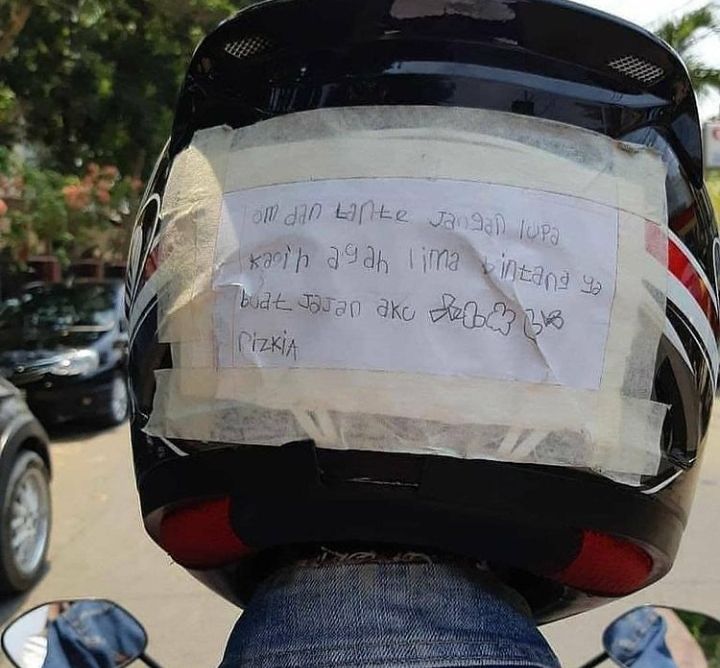 Tulisan unik di helm driver ojek online Berbagai sumber