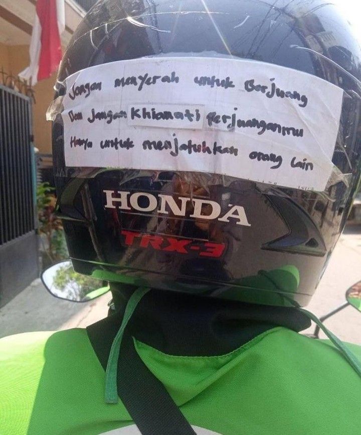 Tulisan unik di helm driver ojek online Berbagai sumber
