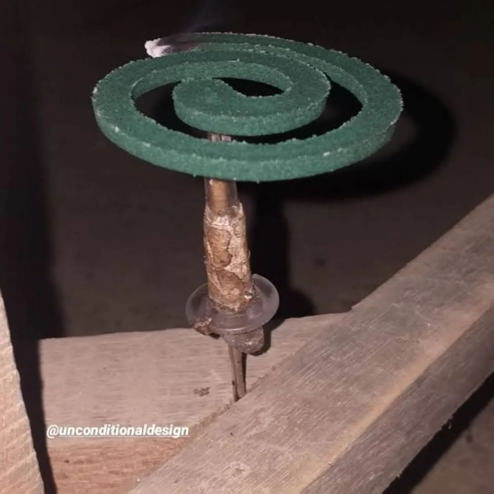 pasang obat nyamuk tapi nyeleneh © berbagai sumber