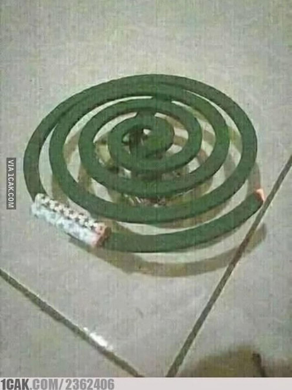 pasang obat nyamuk tapi nyeleneh © berbagai sumber pasang obat nyamuk tapi nyeleneh © berbagai sumber