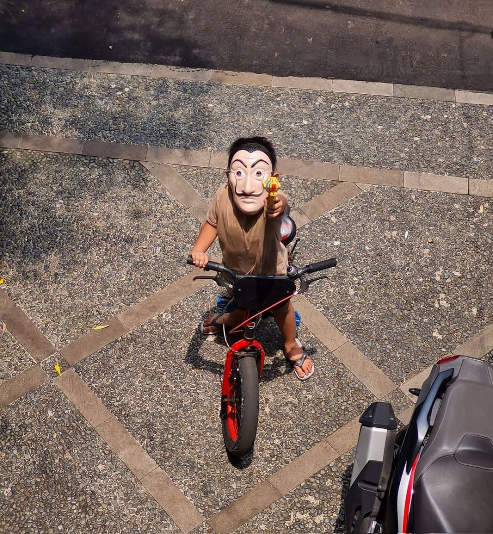 orang menutupi wajah nyeleneh © berbagai sumber orang menutupi wajah nyeleneh © berbagai sumber