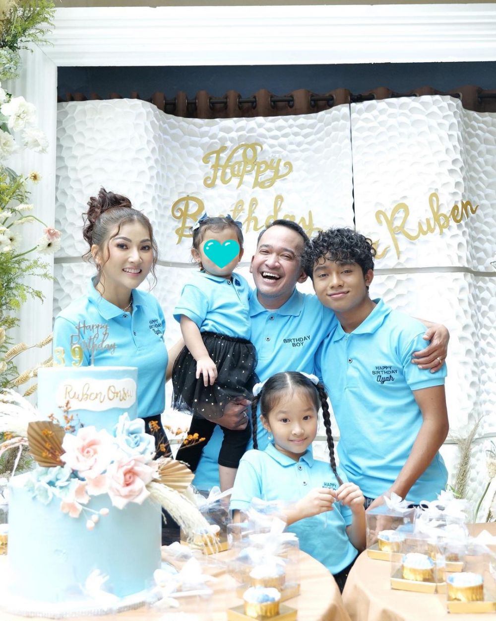 10 Potret kue ulang tahun Ruben Onsu ke-39, elegan dan mewah