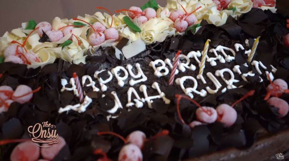10 Potret kue ulang tahun Ruben Onsu ke-39, elegan dan mewah