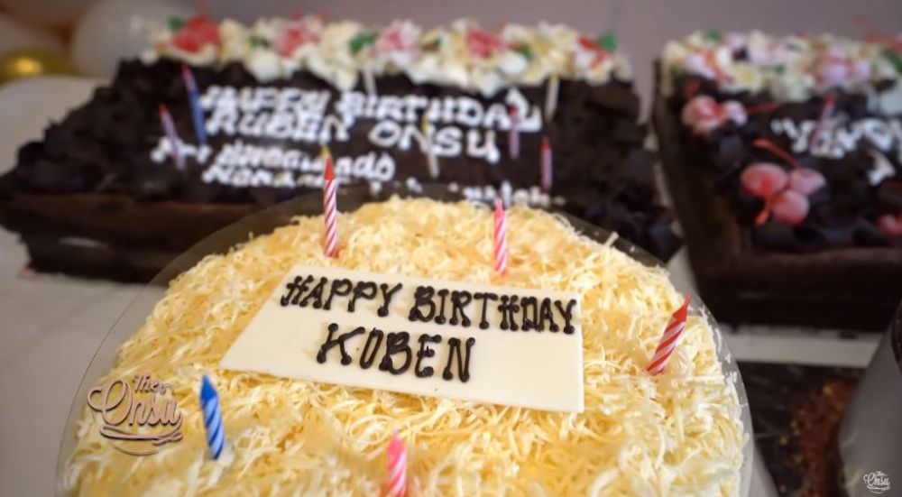 10 Potret kue ulang tahun Ruben Onsu ke-39, elegan dan mewah