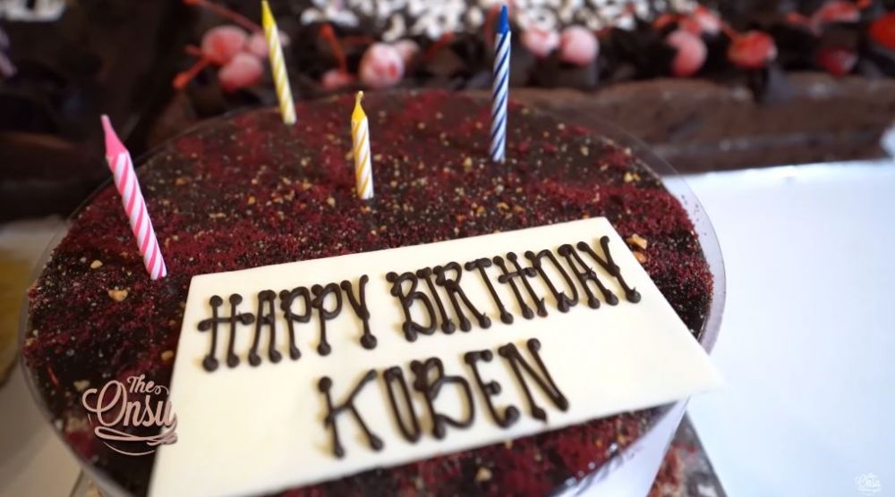 10 Potret kue ulang tahun Ruben Onsu ke-39, elegan dan mewah