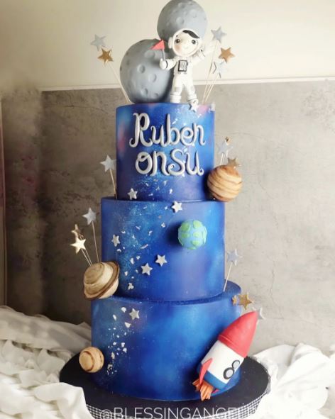 10 Potret kue ulang tahun Ruben Onsu ke-39, elegan dan mewah