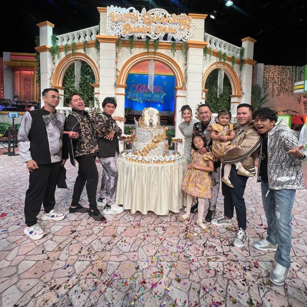 10 Potret kue ulang tahun Ruben Onsu ke-39, elegan dan mewah