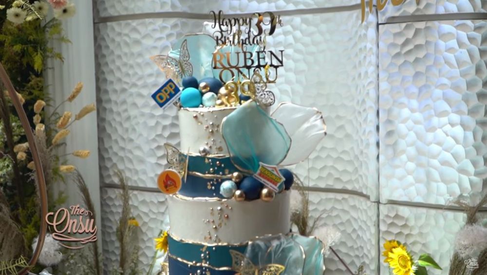 10 Potret kue ulang tahun Ruben Onsu ke-39, elegan dan mewah