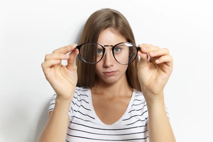 9 Arti mimpi tentang kacamata, melambangkan kedewasaan