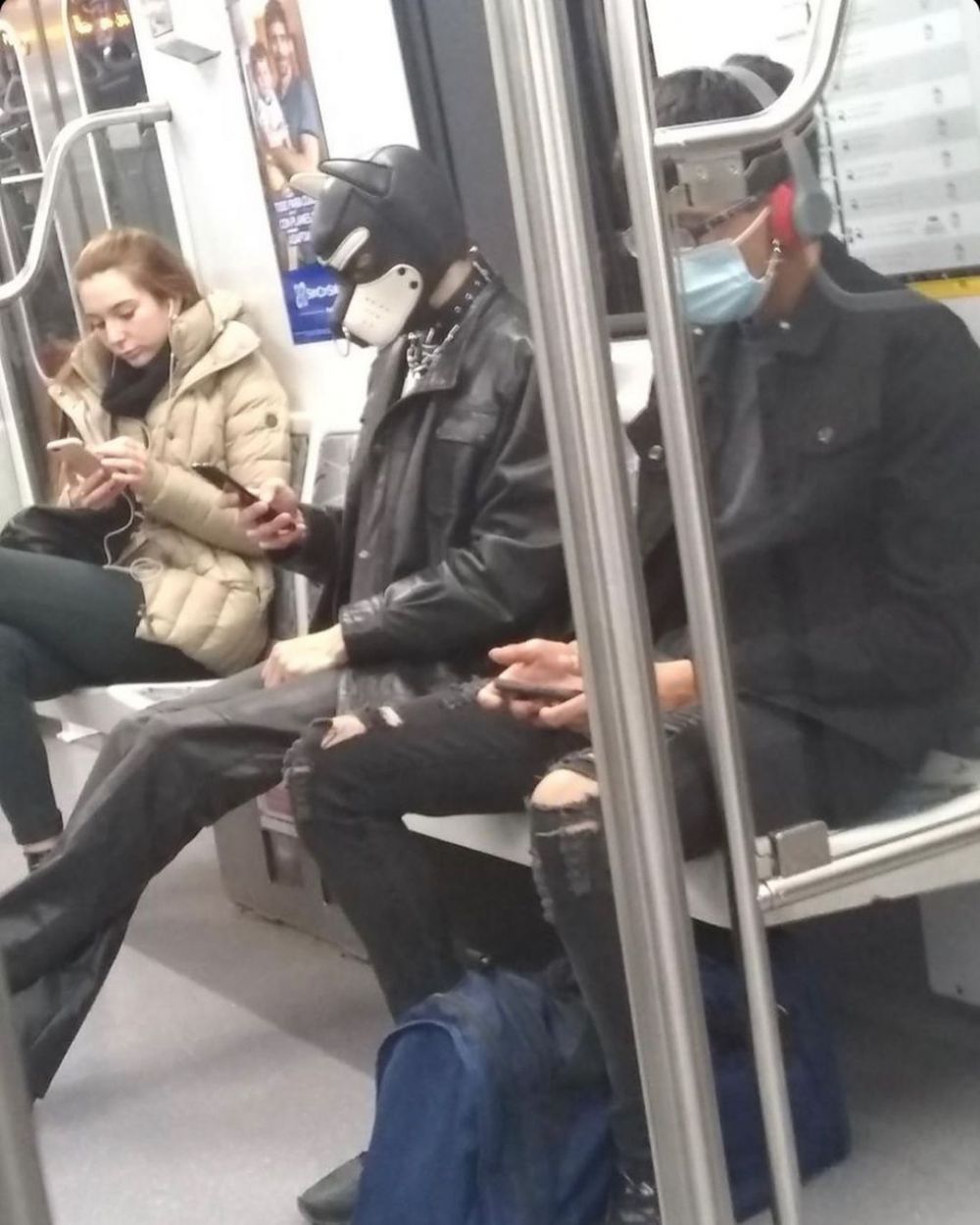 penampakan masker absurd penumpang kereta Berbagai sumber penampakan masker absurd penumpang kereta Berbagai sumber