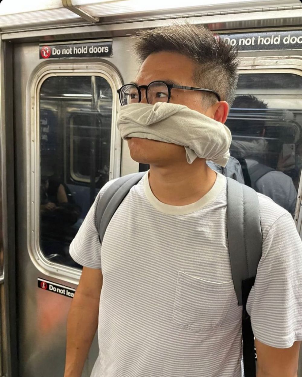penampakan masker absurd penumpang kereta Berbagai sumber penampakan masker absurd penumpang kereta Berbagai sumber