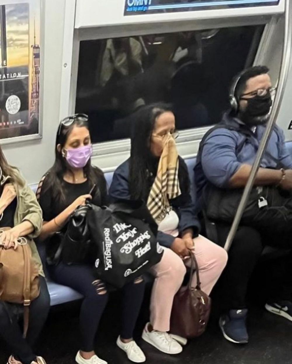 penampakan masker absurd penumpang kereta Berbagai sumber penampakan masker absurd penumpang kereta Berbagai sumber