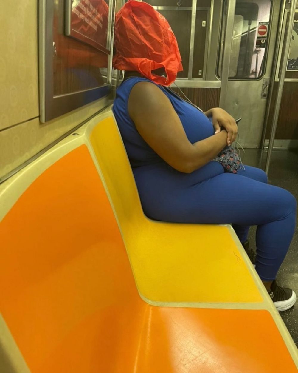 penampakan masker absurd penumpang kereta Berbagai sumber penampakan masker absurd penumpang kereta Berbagai sumber