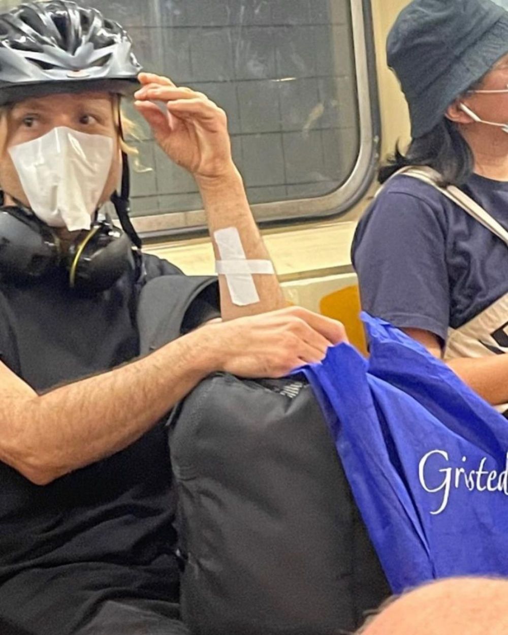 penampakan masker absurd penumpang kereta Berbagai sumber penampakan masker absurd penumpang kereta Berbagai sumber