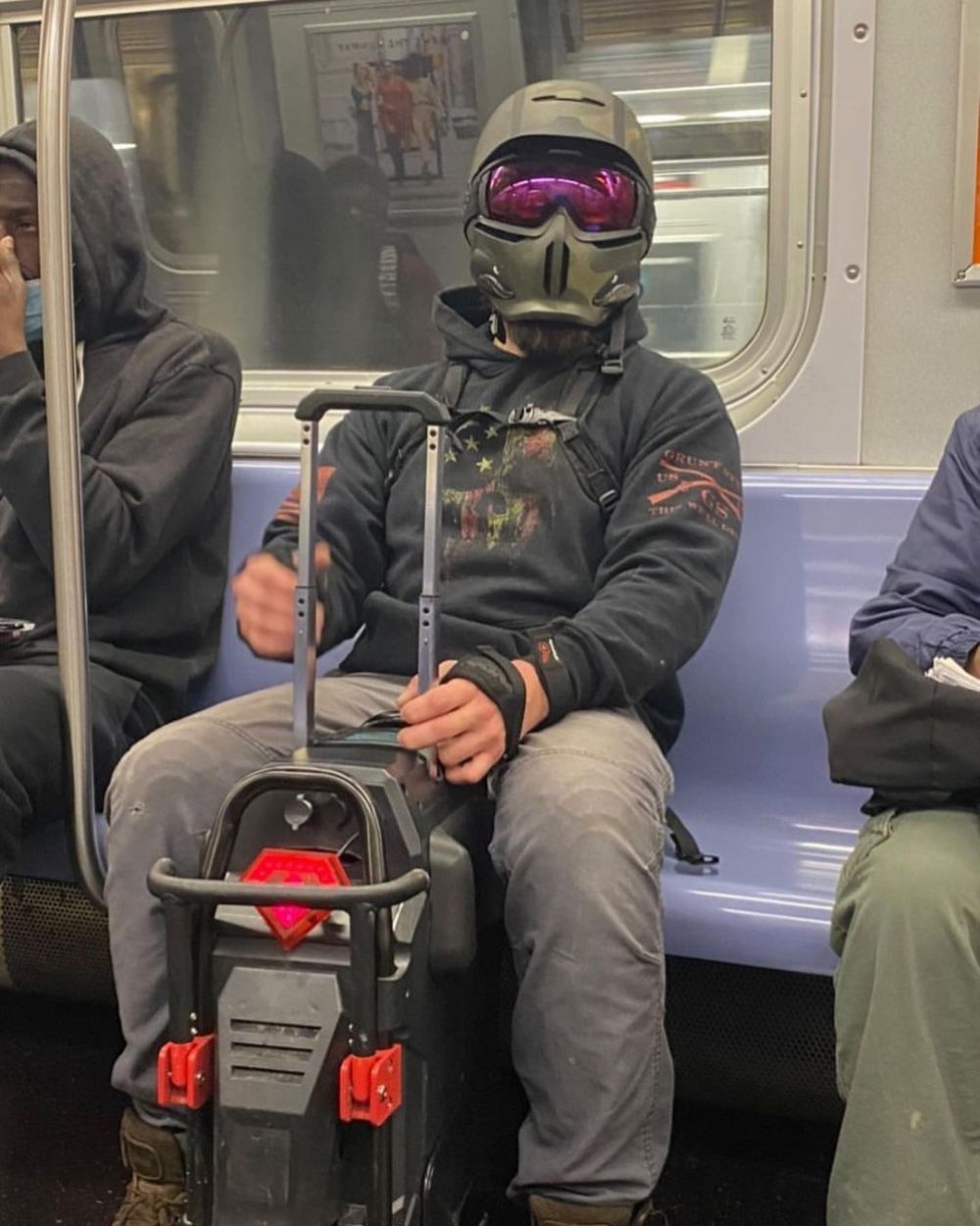 penampakan masker absurd penumpang kereta Berbagai sumber penampakan masker absurd penumpang kereta Berbagai sumber