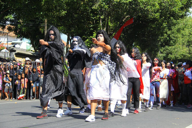 penampakan kostum absurd HUT RI Berbagai sumber