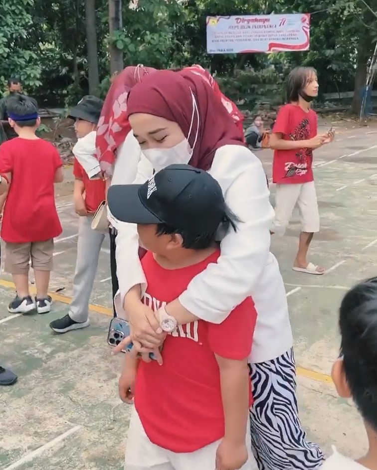 Momen Ririe Fairus & Ayus Sabyan momong anak © berbagai sumber