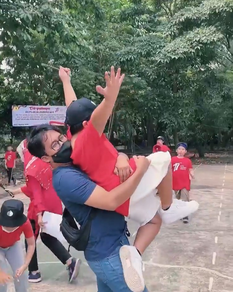 Momen Ririe Fairus & Ayus Sabyan momong anak © berbagai sumber