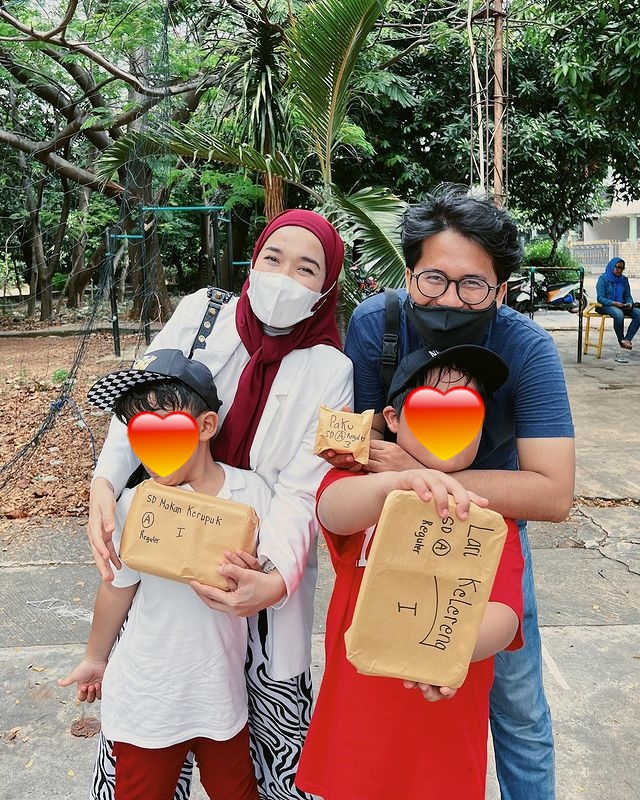 Momen Ririe Fairus & Ayus Sabyan momong anak © berbagai sumber