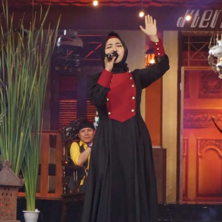 pedangdut berhijab pentas © berbagai sumber