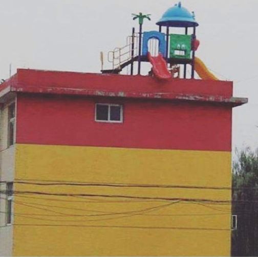 benda di atap rumah kelihatan nyeleneh © berbagai sumber