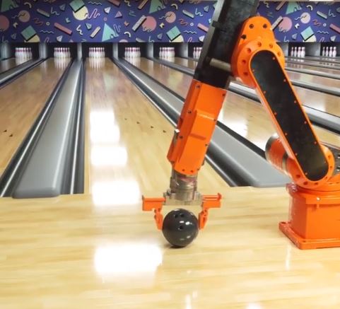 orang main bowling aksinya ada aja © berbagai sumber