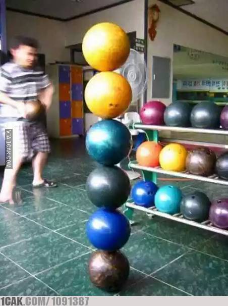 11 Momen lucu orang main bowling, aksinya bikin tepuk jidat