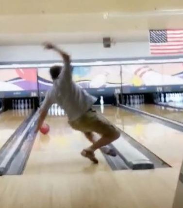 11 Momen lucu orang main bowling, aksinya bikin tepuk jidat