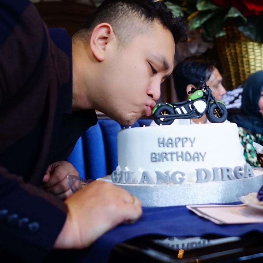 10 Potret kue ultah Gilang Dirga dari tahun ke tahun, bentuknya unik