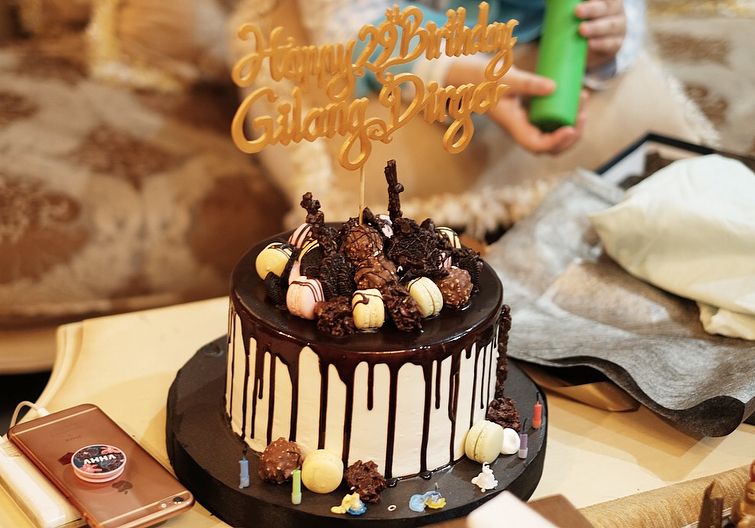 10 Potret kue ultah Gilang Dirga dari tahun ke tahun, bentuknya unik