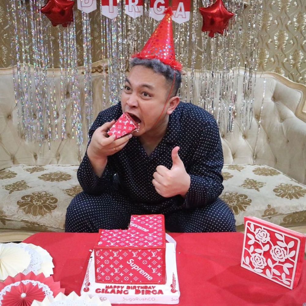 10 Potret kue ultah Gilang Dirga dari tahun ke tahun, bentuknya unik