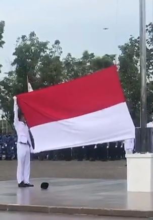 Bendera salah lipat, aksi putar badan paskibra ini tuai pujian TikTok Bendera salah lipat, aksi putar badan paskibra ini tuai pujian TikTok