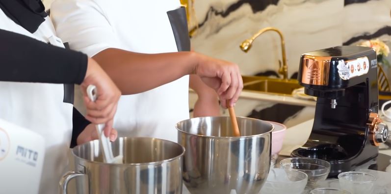 10 Alat baking Tasyi Athasyia, bikin kue antigagal dan mudah dihias