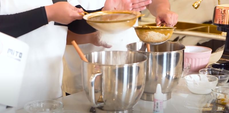 10 Alat baking Tasyi Athasyia, bikin kue antigagal dan mudah dihias