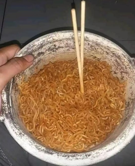 Potret nyeleneh wadah makan saat kepepet © berbagai sumber Potret nyeleneh wadah makan saat kepepet © berbagai sumber