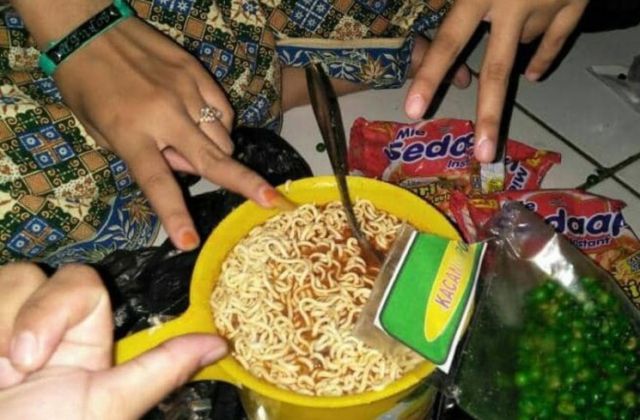 Potret nyeleneh wadah makan saat kepepet © berbagai sumber Potret nyeleneh wadah makan saat kepepet © berbagai sumber