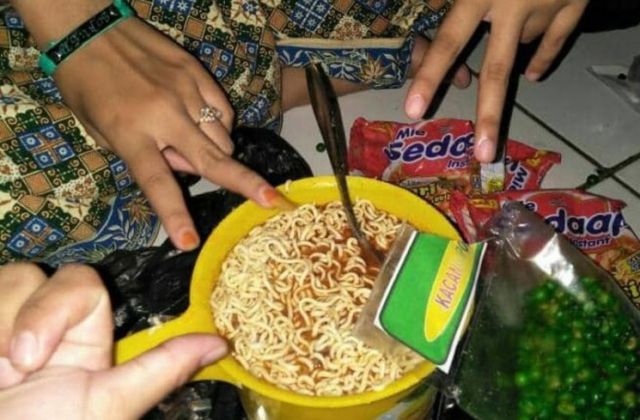 11 Potret nyeleneh wadah makan saat kepepet, ada aja idenya