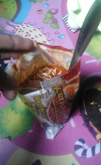 Potret nyeleneh wadah makan saat kepepet © berbagai sumber Potret nyeleneh wadah makan saat kepepet © berbagai sumber