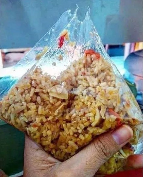 Potret nyeleneh wadah makan saat kepepet © berbagai sumber Potret nyeleneh wadah makan saat kepepet © berbagai sumber