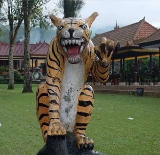 Penampakan nyeleneh patung harimau © berbagai sumber