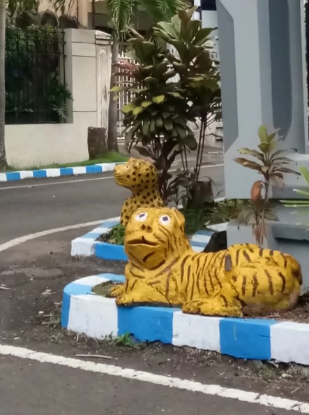 Penampakan nyeleneh patung harimau © berbagai sumber
