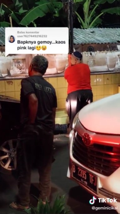 Aksi emak-emak bikin kemacetan di jalanan © TikTok