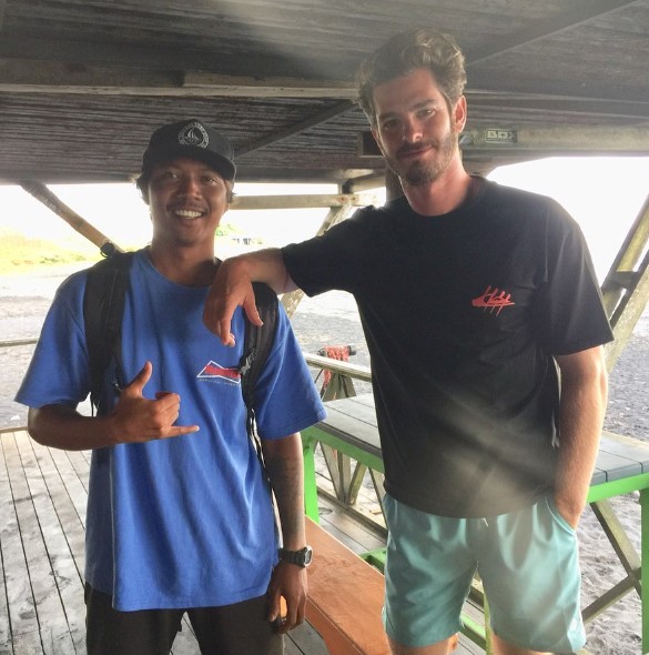 9 Seleb Hollywood nikmati pesona Bali, Andrew Garfield belajar surfing