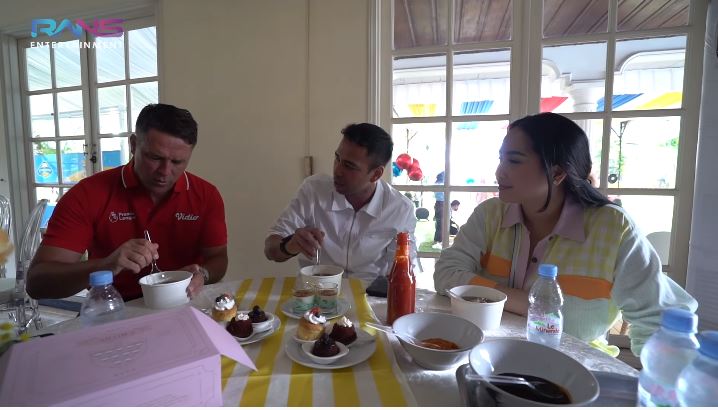 momen michael owen ke rumah raffi © berbagai sumber momen michael owen ke rumah raffi © berbagai sumber