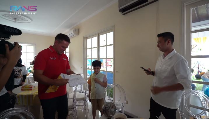 momen michael owen ke rumah raffi © berbagai sumber
