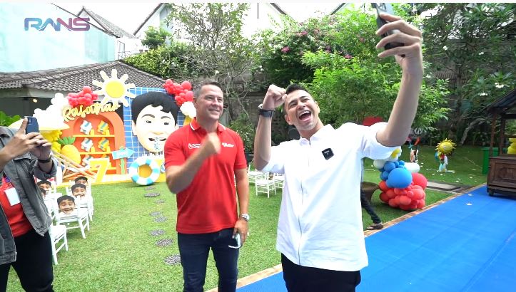 momen michael owen ke rumah raffi © berbagai sumber
