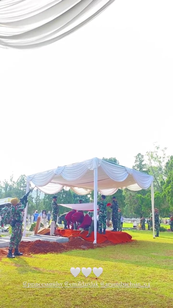 pemakaman ayahanda emil dardak © instagram pemakaman ayahanda emil dardak © instagram