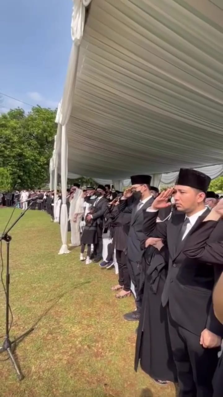pemakaman ayahanda emil dardak © instagram pemakaman ayahanda emil dardak © instagram