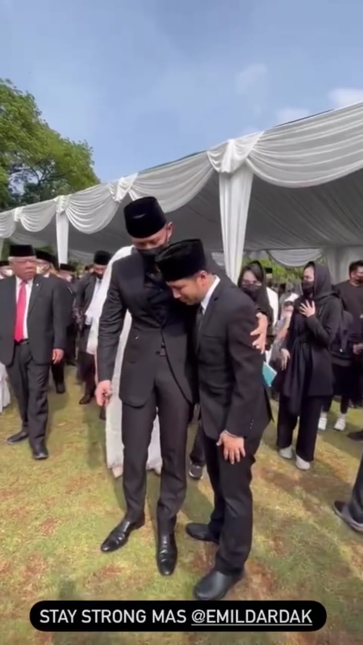 pemakaman ayahanda emil dardak © instagram pemakaman ayahanda emil dardak © instagram
