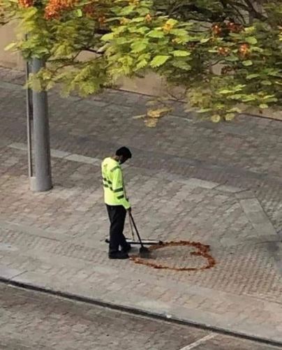 orang di bawah pohon nyeleneh © berbagai sumber
